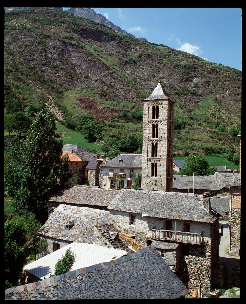 Udsigt over kirken med klokketårn af Romanesque