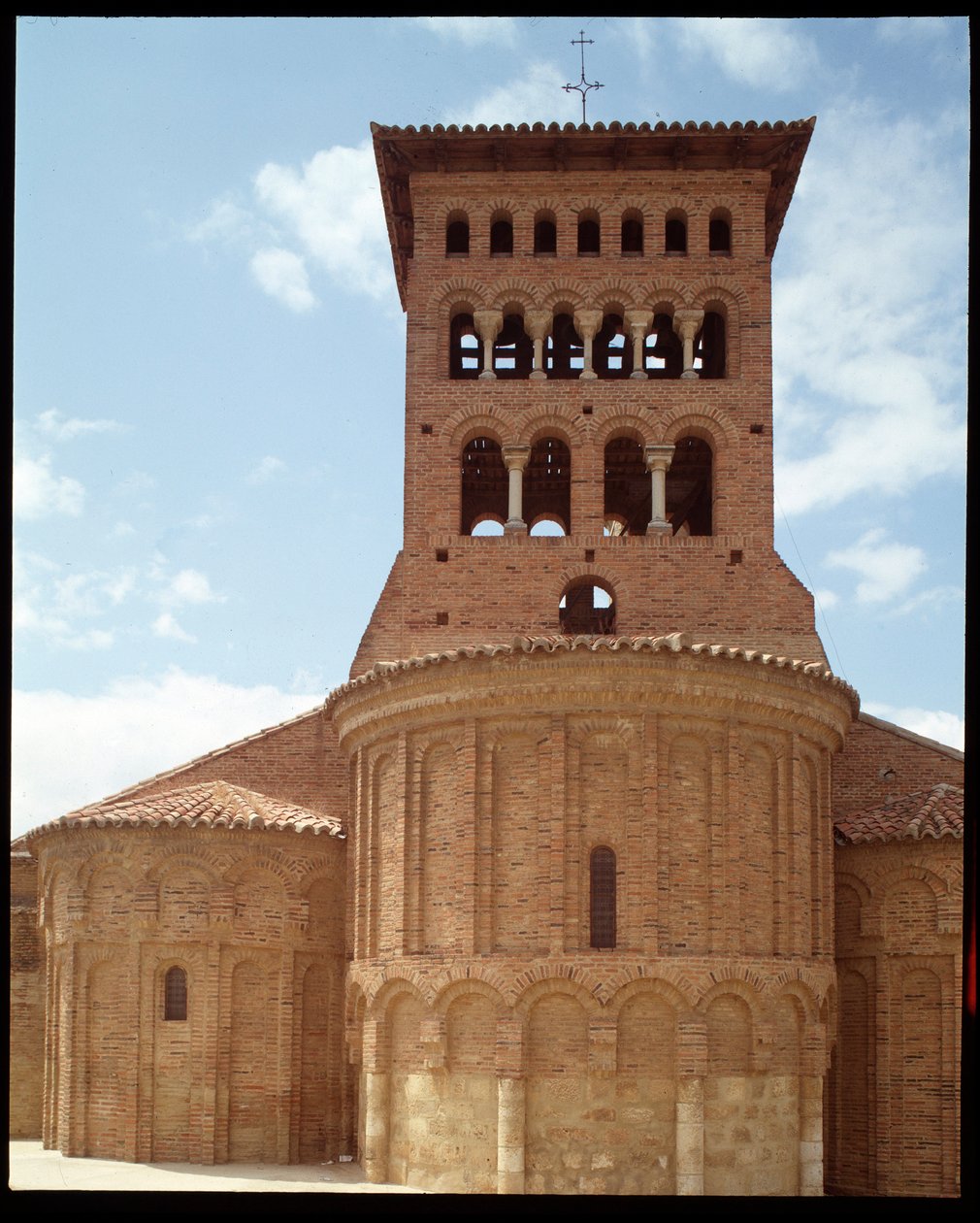 Udsigt over kirken med klokketårn af Romanesque