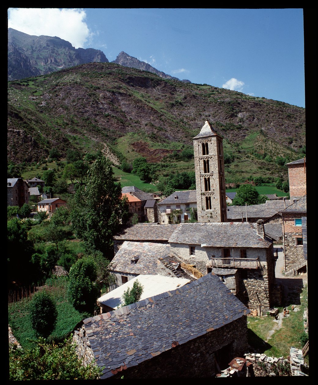 Udsigt over kirken med klokketårn af Romanesque