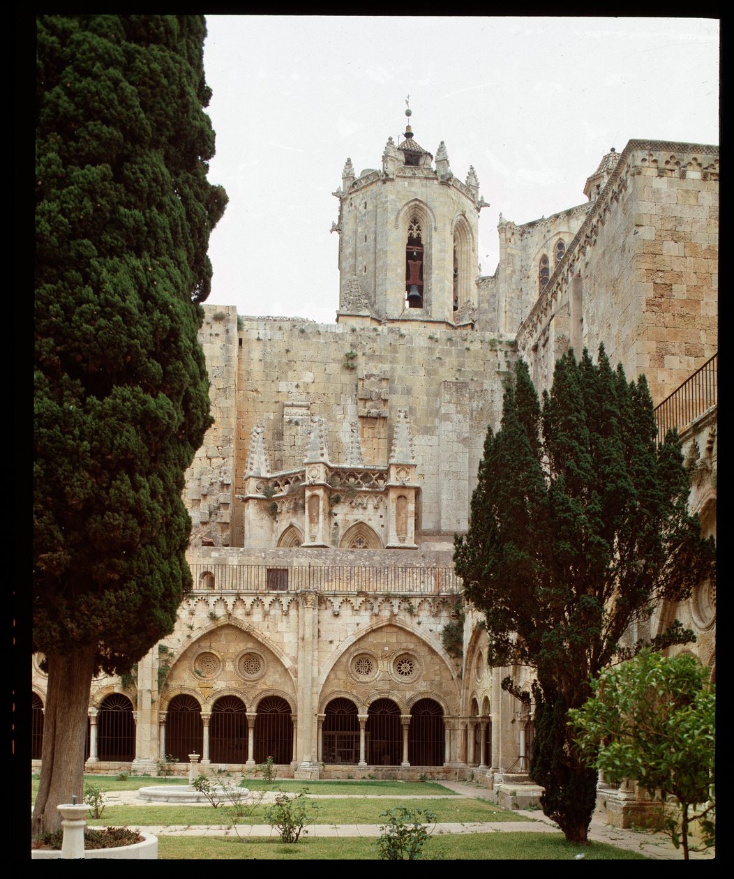Udsigt over klosteret og katedralen Sainte Thecle (Sainte-Thecle) i Tarragona af Romanesque