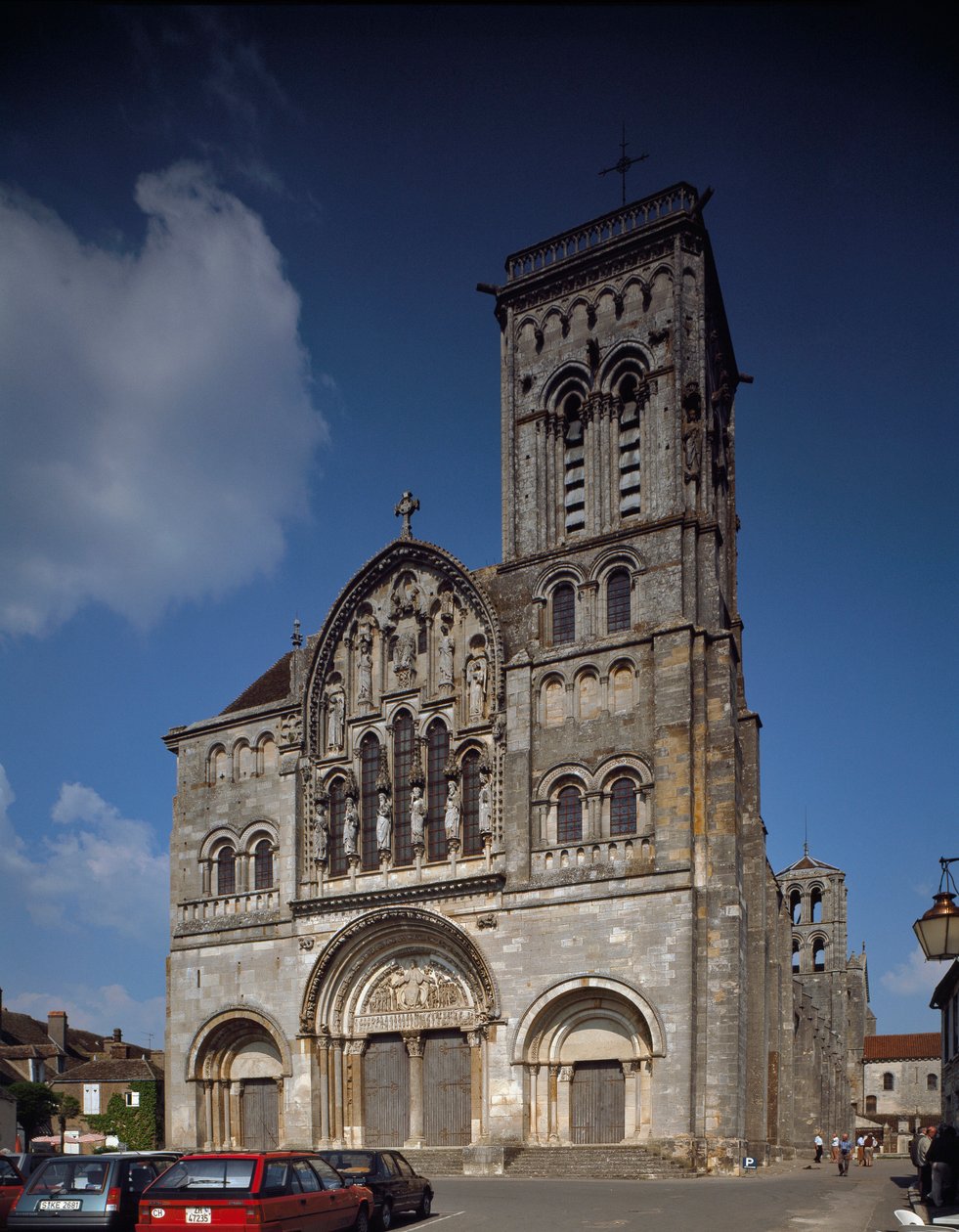 Udsigt over facaden. Basilica of Santa Maria Magdalene (Sainte Marie Madeleine (1096-1106), Vezelay, Yonne af Romanesque