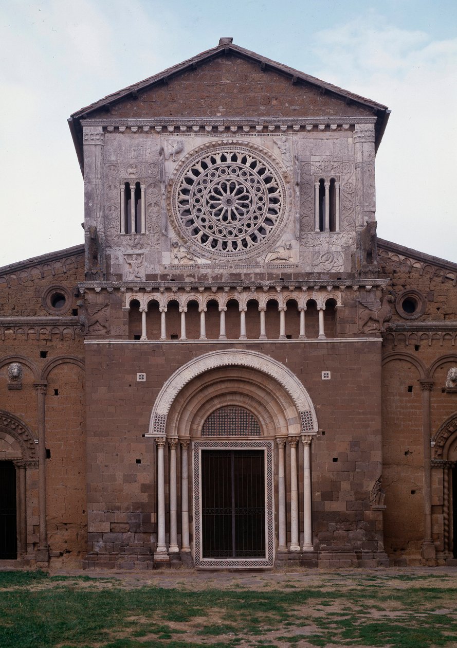 Udsigt over facaden af San Pietro-kirken (ca. 1250, restauree 1870) Tuscania, Italien (Facaden af St Peter-kirken (san Pietro), bygget omkring 1250 og restaureret i 1870, Tuscania, Italien) af Romanesque