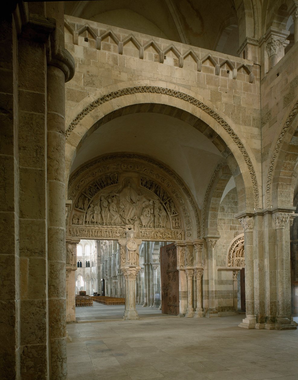 Udsigt over nartex og den centrale trommehinde, der repræsenterer apoternes mission. Basilica of Santa Maria Magdalene (Sainte Marie Madeleine (1096-1106), Vezelay, Yonne af Romanesque
