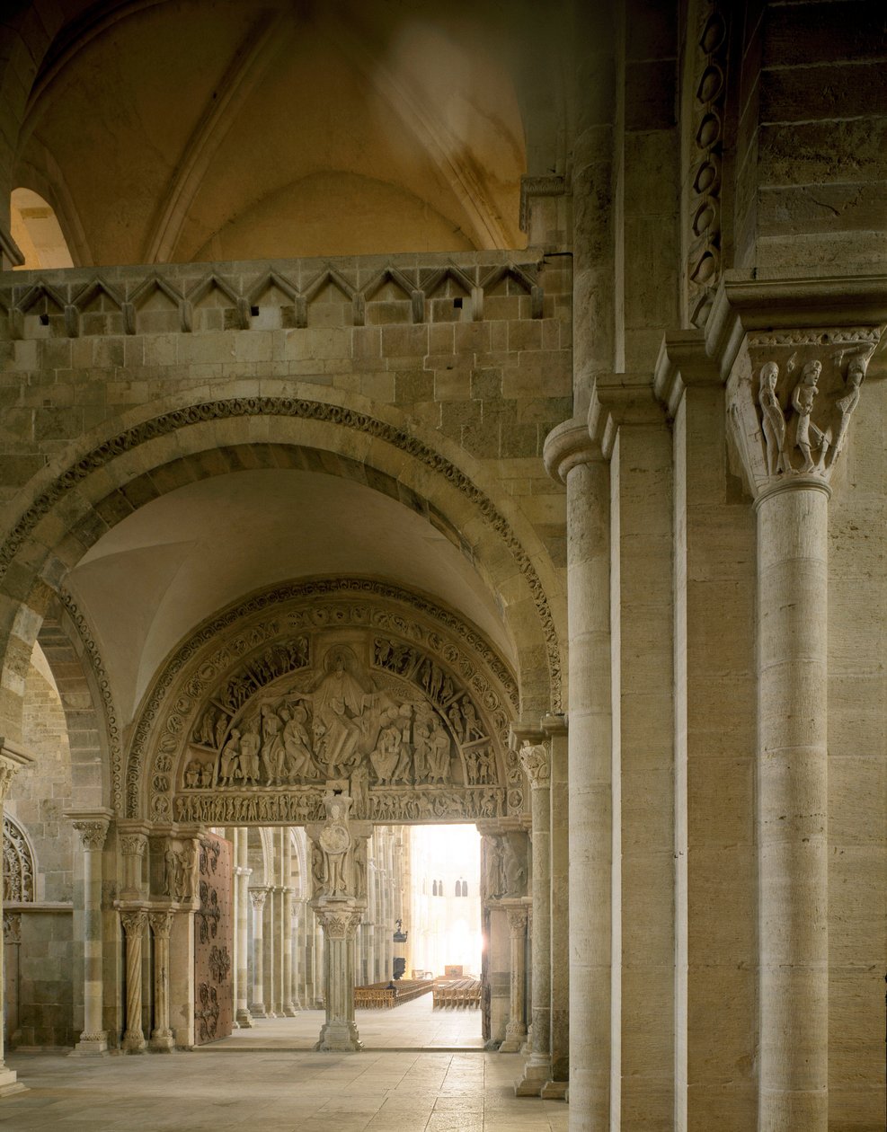 Udsigt over nartex og den centrale trommehinde, der repræsenterer apoternes mission. Basilica of Santa Maria Magdalene (Sainte Marie Madeleine (1096-1106), Vezelay, Yonne af Romanesque