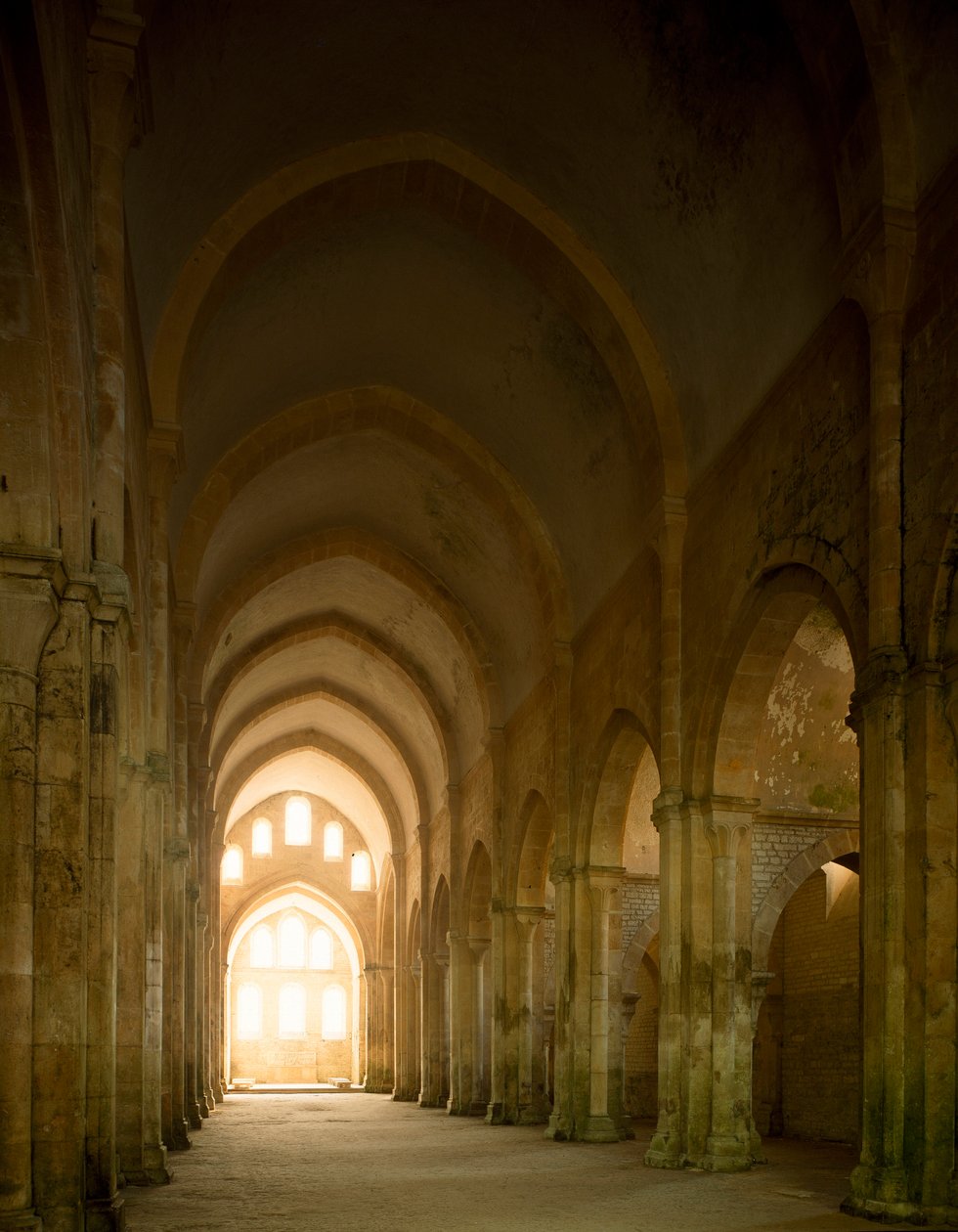 Udsigt over kirkeskibet i cistercienserklosteret grundlagt i det 12. århundrede. af Romanesque