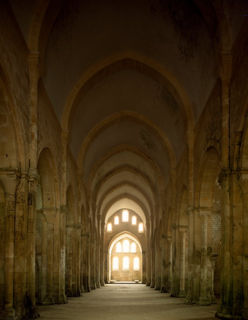 Udsigt over kirkeskibet i cistercienserklosteret grundlagt i det 12. århundrede. af Romanesque