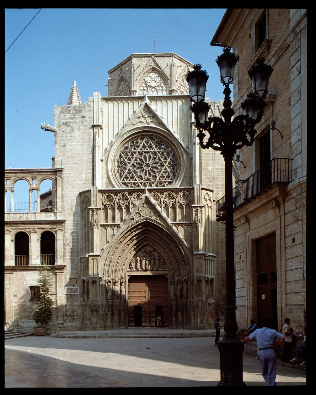 Udsigt over apostlenes portal, katedralen i Valencia (Valencia) 14. århundrede (Udsigt over apostlenes portal, Valencia, Spanien) Spanien af Romanesque