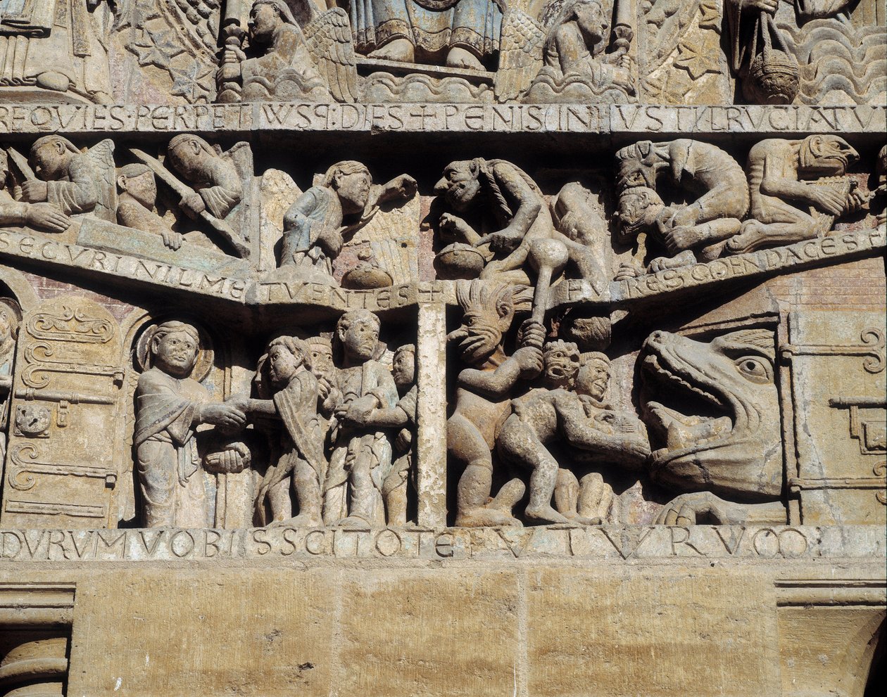 Udsigt over den sidste doms tympanon, helvedes detalje (skulptur af Romanesque