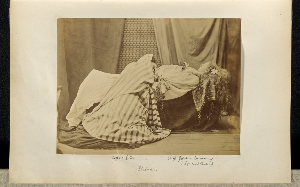 [Lady Middleton som "Elaine" og Sophy L.M. i Tableau Vivant fra "Idylls of the King"]. af Ronald Ruthven Leslie Melville