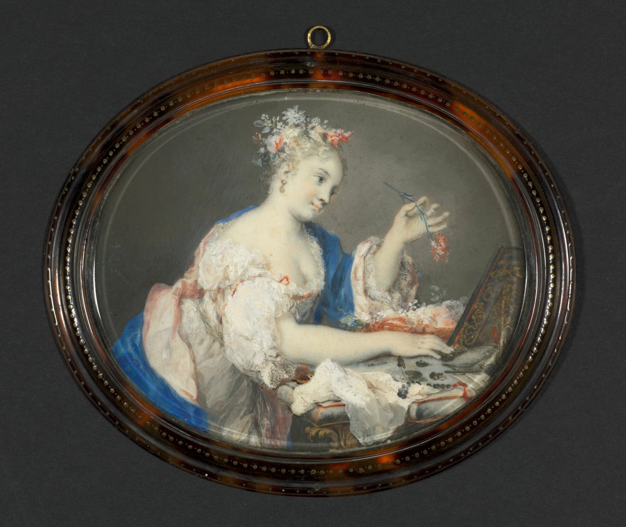 En kvinde sætter blomster i sit hår, ca. 1710. af Rosalba Carriera