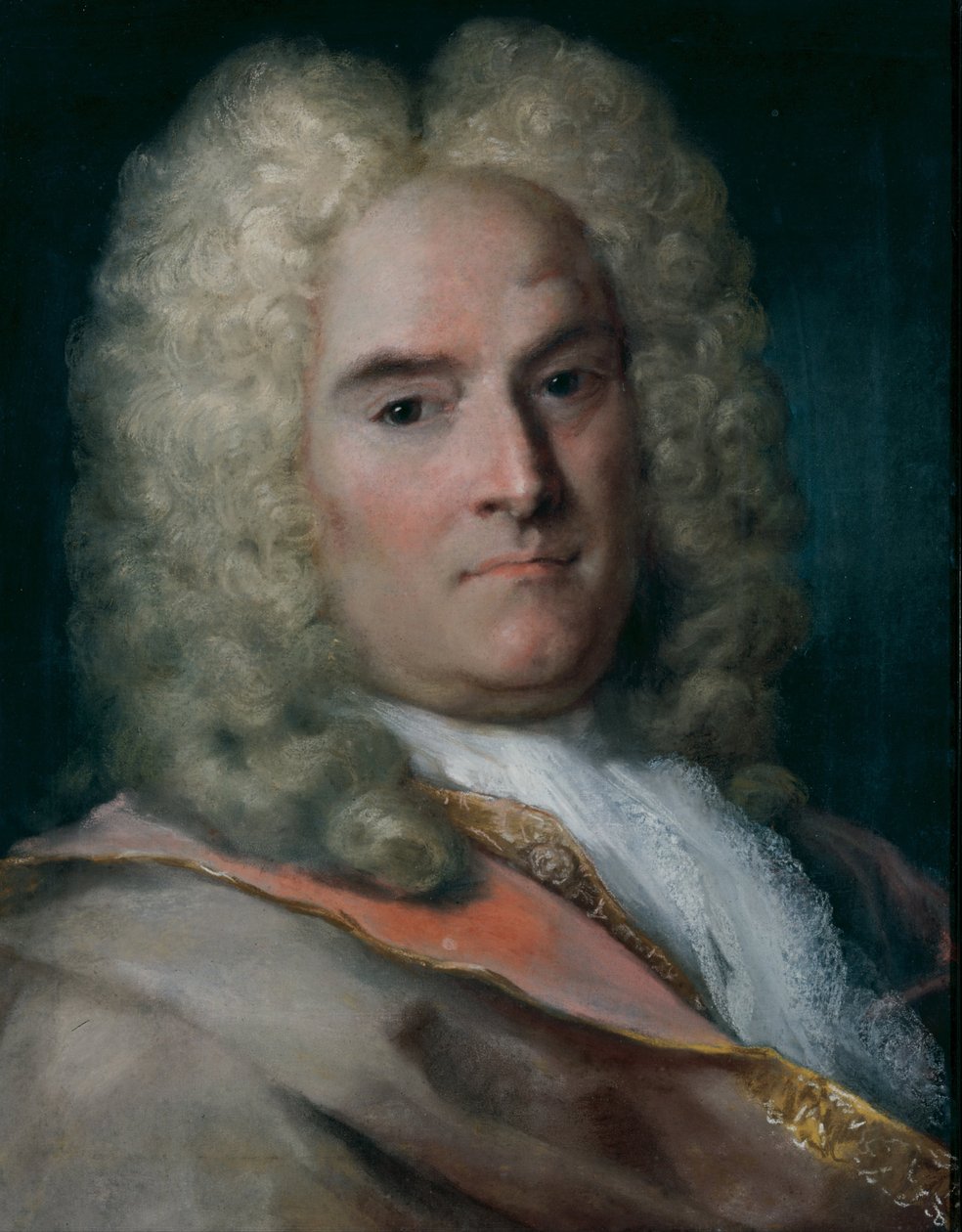 En herre i en grå kappe over en guldbroderet frakke af Rosalba Giovanna Carriera
