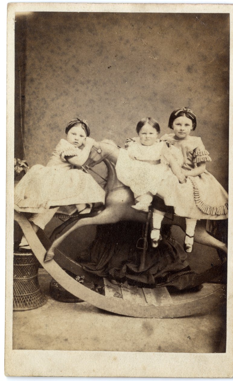 Tre piger på gyngehest, 1860