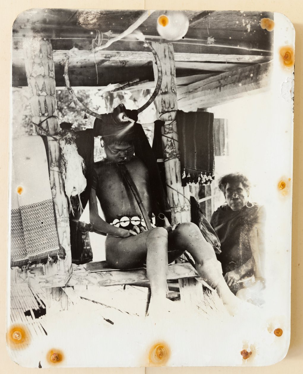 Ifugao lig i dødsstolen, 1919 (s/h foto) af Roy Barton