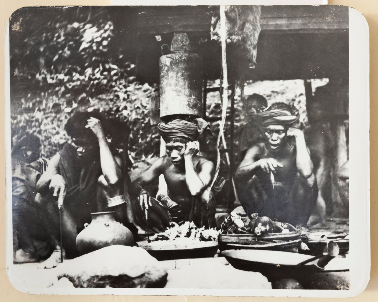 Ifugao-præster under en religiøs ceremoni, 1910 (s/h-billede) af Roy Barton