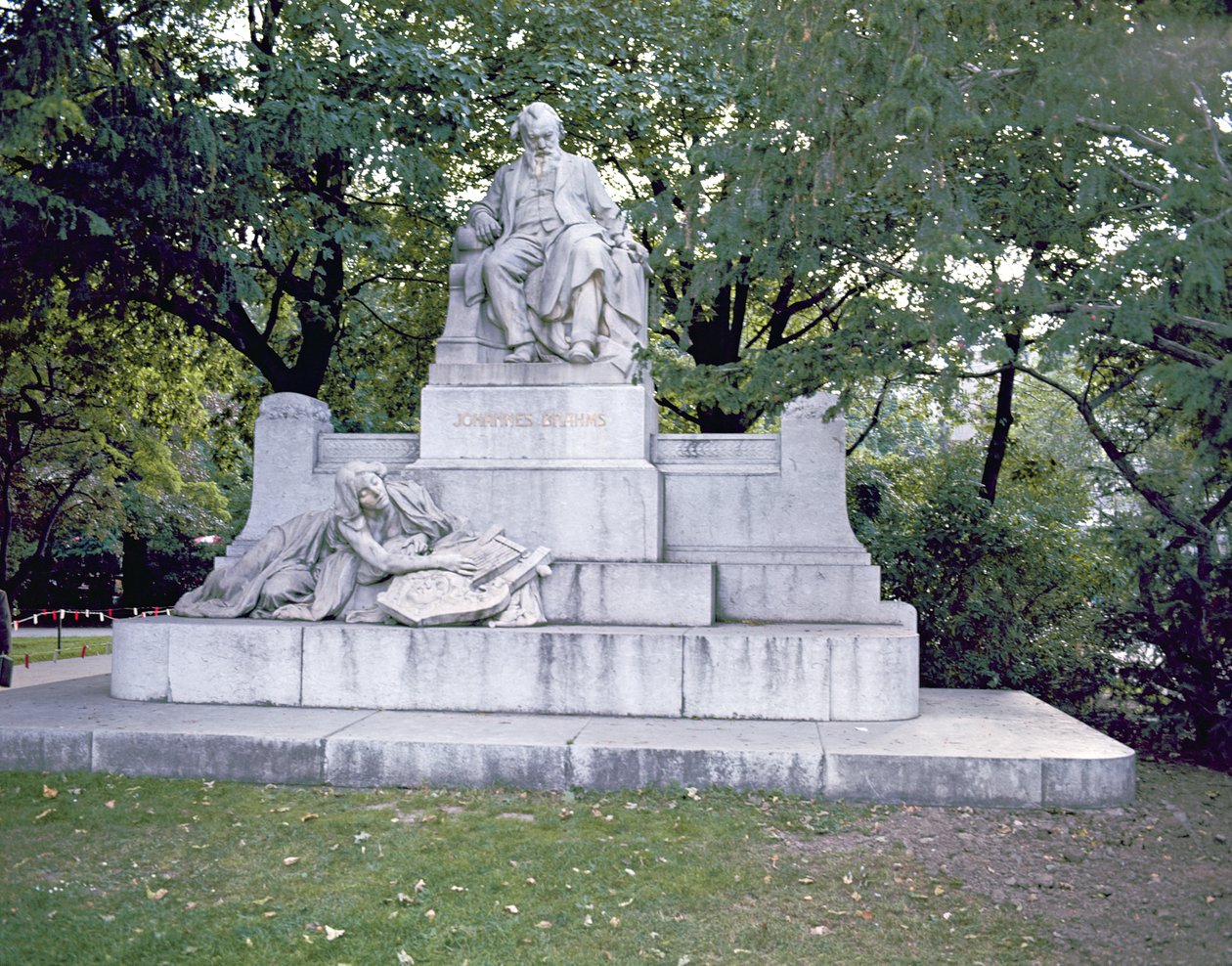 Monument til Johannes Brahms (1833-97) 1908 (marmor) af Rudolf von Weyr