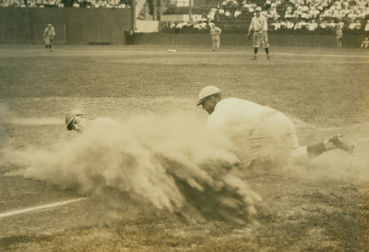 Baseballspiller glider ind i tredje base ved et St. Louis Terriers (Federal League) spil af Russell Froelich