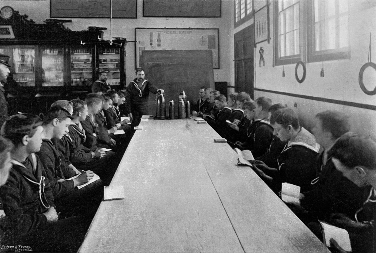 En klasse af sømænd ved ammunitionsinstruktion, Whale Island, Portsmouth, Hampshire, 1896 af Russell and Sons