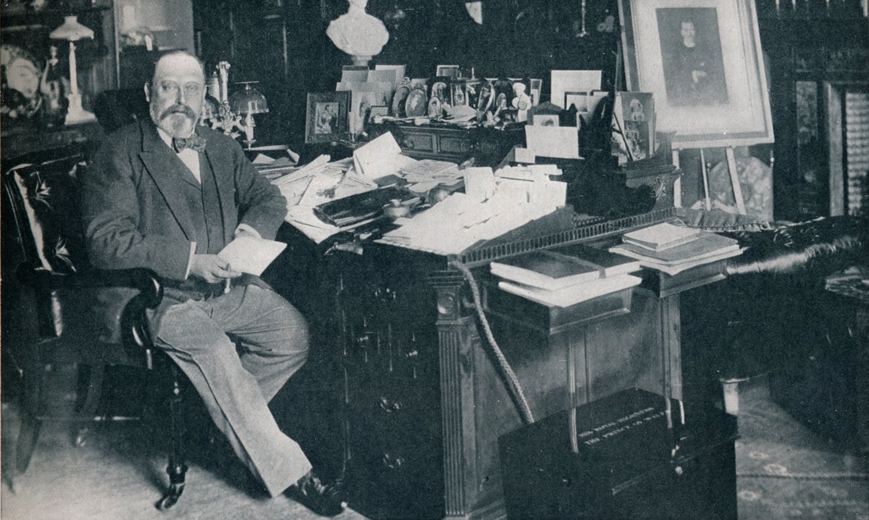 Kong Edward VII i sit studie i Marlborough House, London, c1904 1911 af Russell and Sons