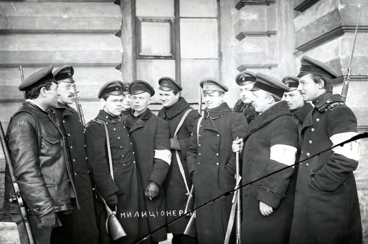 En gruppe studerende optræder som militsfolk, Sankt Petersborg, 1917 af Russian Photographer