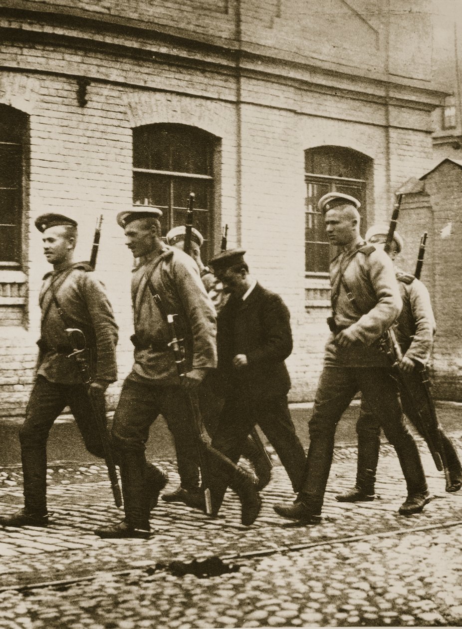 En patrulje på jagt efter mistænkte efter oprøret i Viborg i udkanten af Sankt Petersborg (sepiafoto) af Russian Photographer