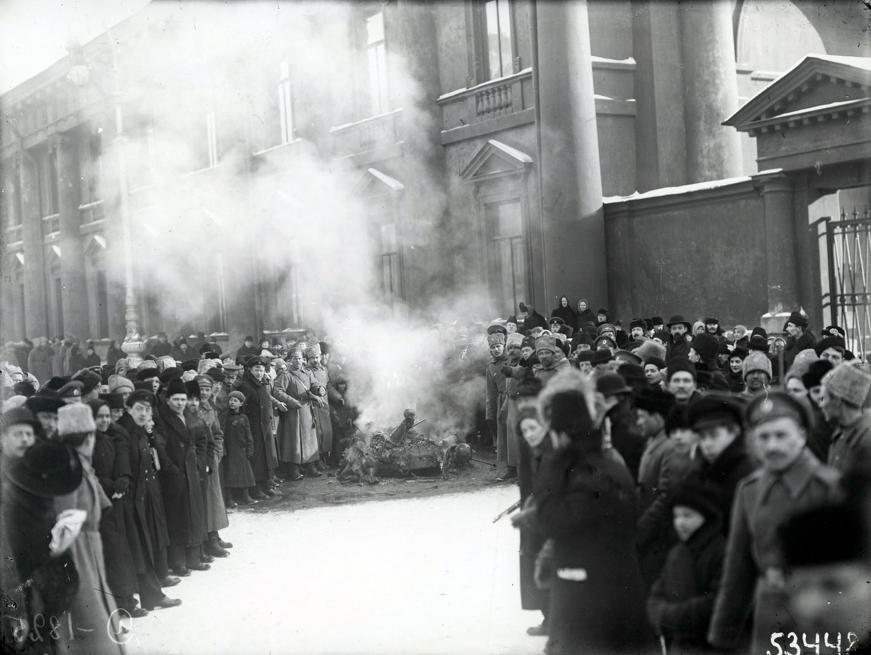 Afbrænding af zarens våbenskjold på Nevsky Prospekt nær kejsernes kontor, Skt. Petersborg, 1917 af Russian Photographer
