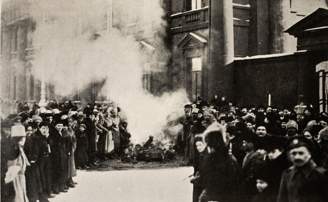 Brænding af kongeliges emblemer, 1917 af Russian Photographer