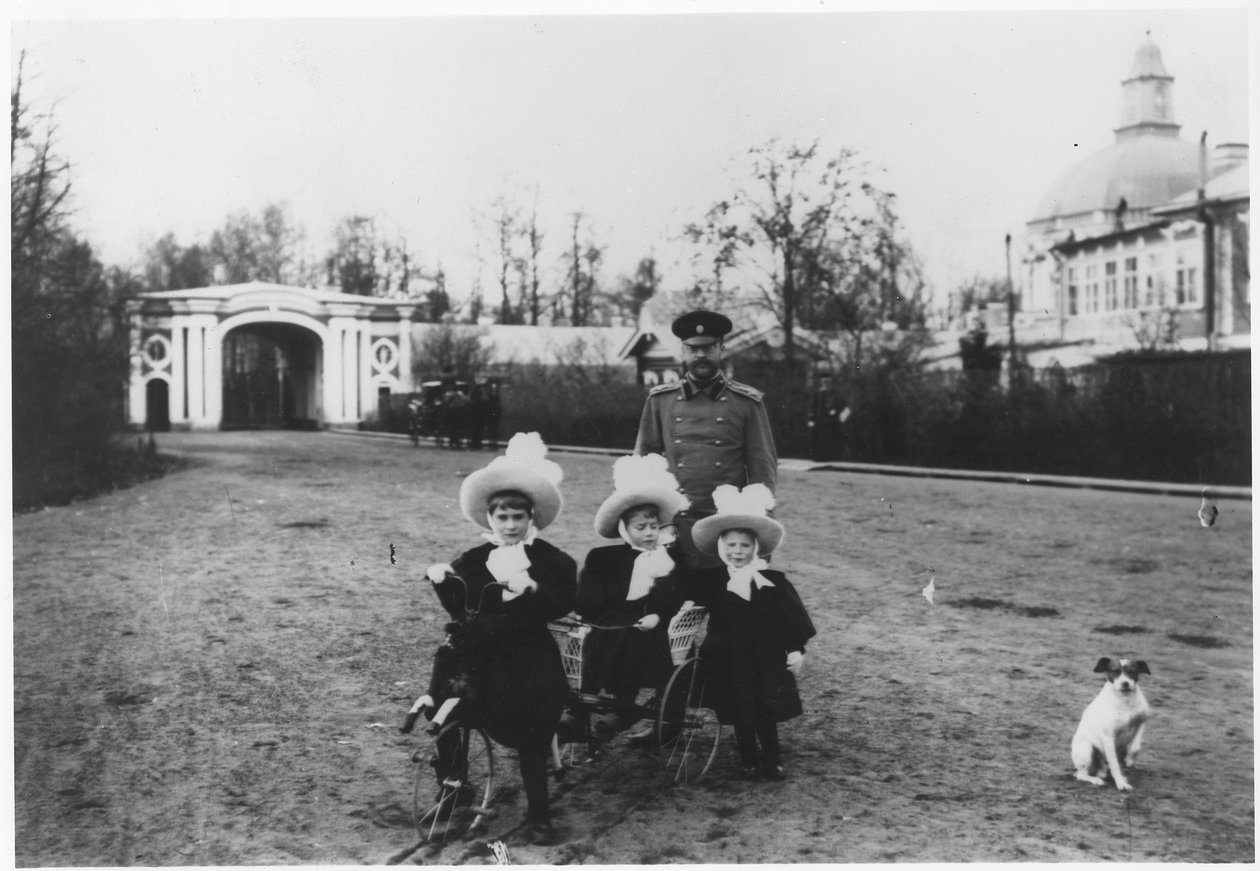 Carl Michael, hertug af Mecklenburg-Strelitz med sine 3 niecer, Katya, Menka og Tasha, ved Oranienbaum Palace nær Skt. Petersborg, ca. 1898 af Russian Photographer