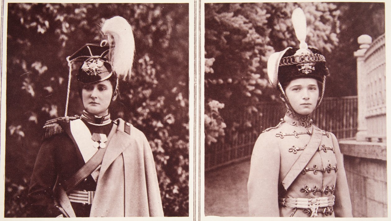 Oberst af de russiske lancierer: kejserinden af Rusland, og oberst af de russiske husarer: storhertuginde Olga, fra The Illustrated War News (sepia-foto) af Russian Photographer