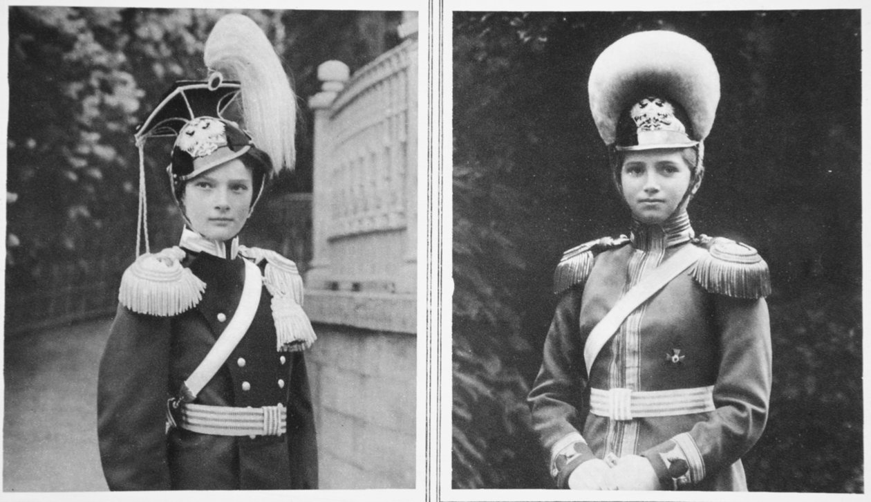 Oberst for de russiske ulaner: Storhertuginde Tatiana og oberst for de russiske hestegrenadører: Storhertuginde Marie, fra The Illustrated War News (sepia-foto) af Russian Photographer