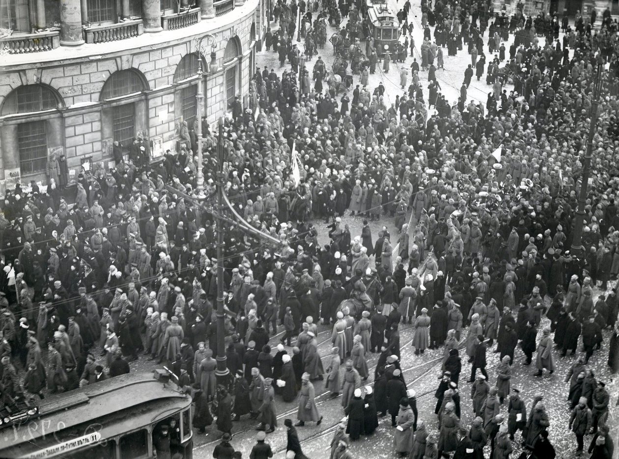 Demonstration på det offentlige bibliotek på Nevskiy Prospekt, Skt. Petersborg, 20.-21. april 1917 af Russian Photographer