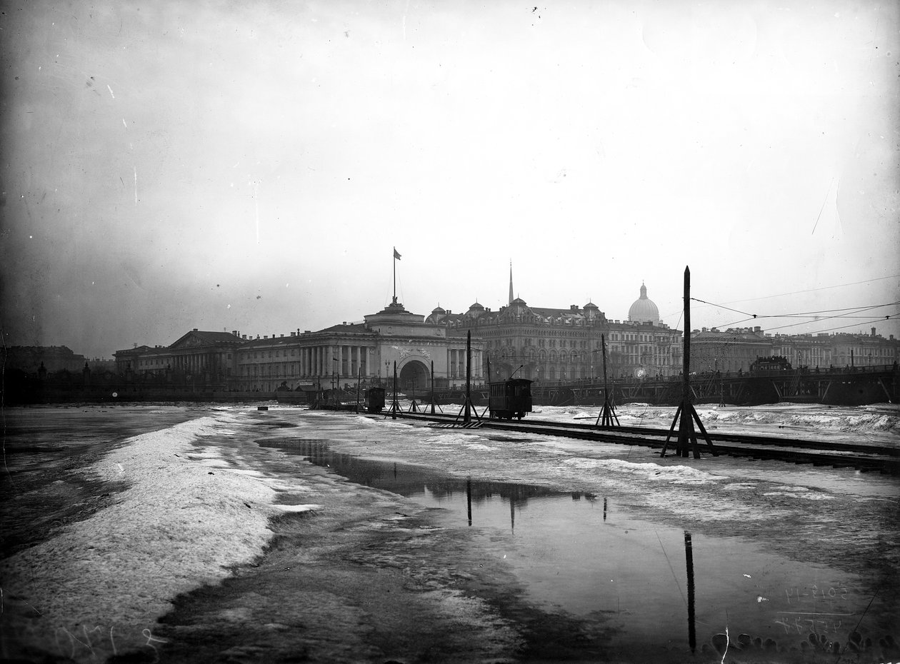 Elektriske sporvogne lagt på den frosne Neva-flod af Russian Photographer