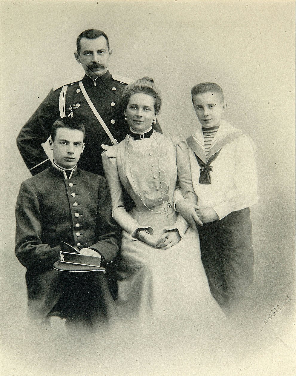 Familieportræt af prinsesse Zenaida Yusupova, grev Felix Sumarokov-Elston og sønnerne Nikolai og Felix, fra A. Pasettis studie af Russian Photographer