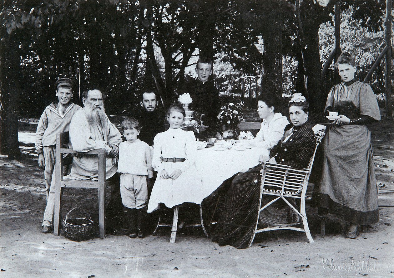 Familieportræt af forfatteren Leo N. Tolstoy, fra studiet hos Scherer, Nabholz und Co. af Russian Photographer