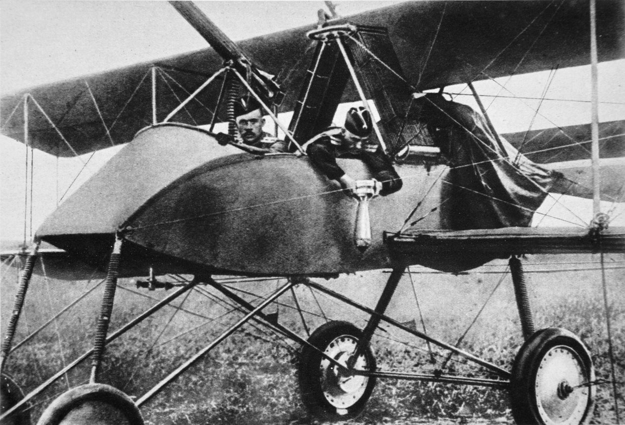 Fastgør en bombe før start, flyverne fra vores allierede på østfronten, fra The Illustrated War News, 1916 af Russian Photographer