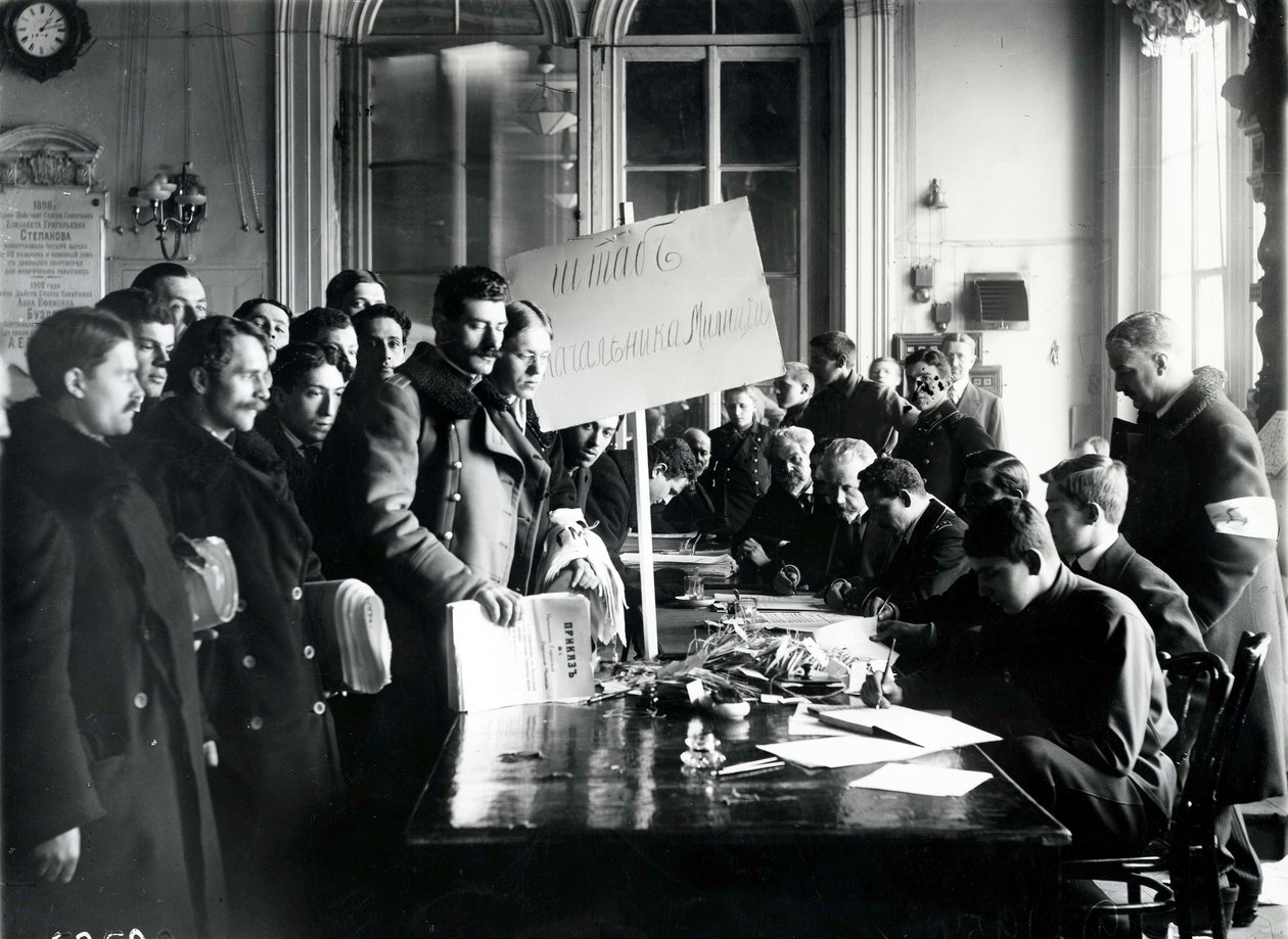 Militsindskrivning i byrådssalen, Skt. Petersborg, marts 1917 af Russian Photographer
