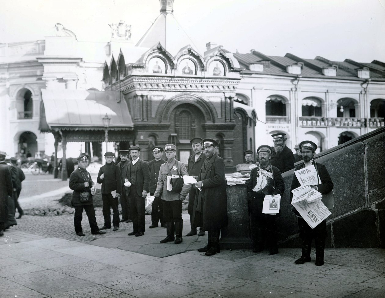 Avissælgere i St. Petersborg, 1913 af Russian Photographer