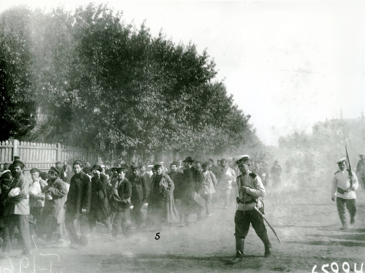 Politiske fanger blev eskorteret gennem Skt. Petersborg, 1906 af Russian Photographer