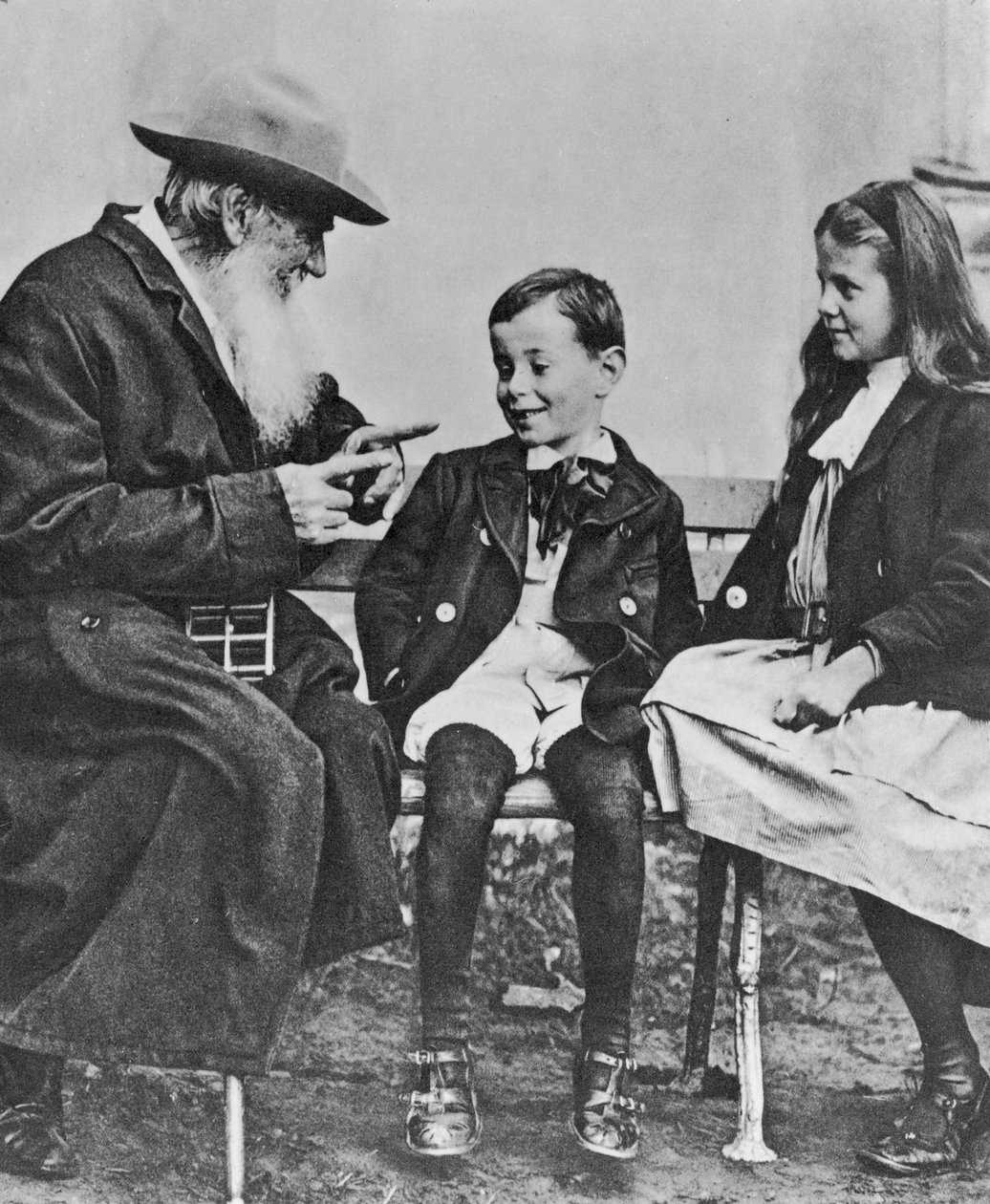 Portræt af Lev Nikolaevich Tolstoy (1828-1910) med sine børnebørn (se også 105767) af Russian Photographer