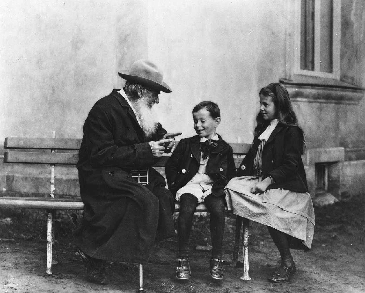 Portræt af Lev Nikolaevich Tolstoj (1828-1910) med sine børnebørn (se også 230155) af Russian Photographer