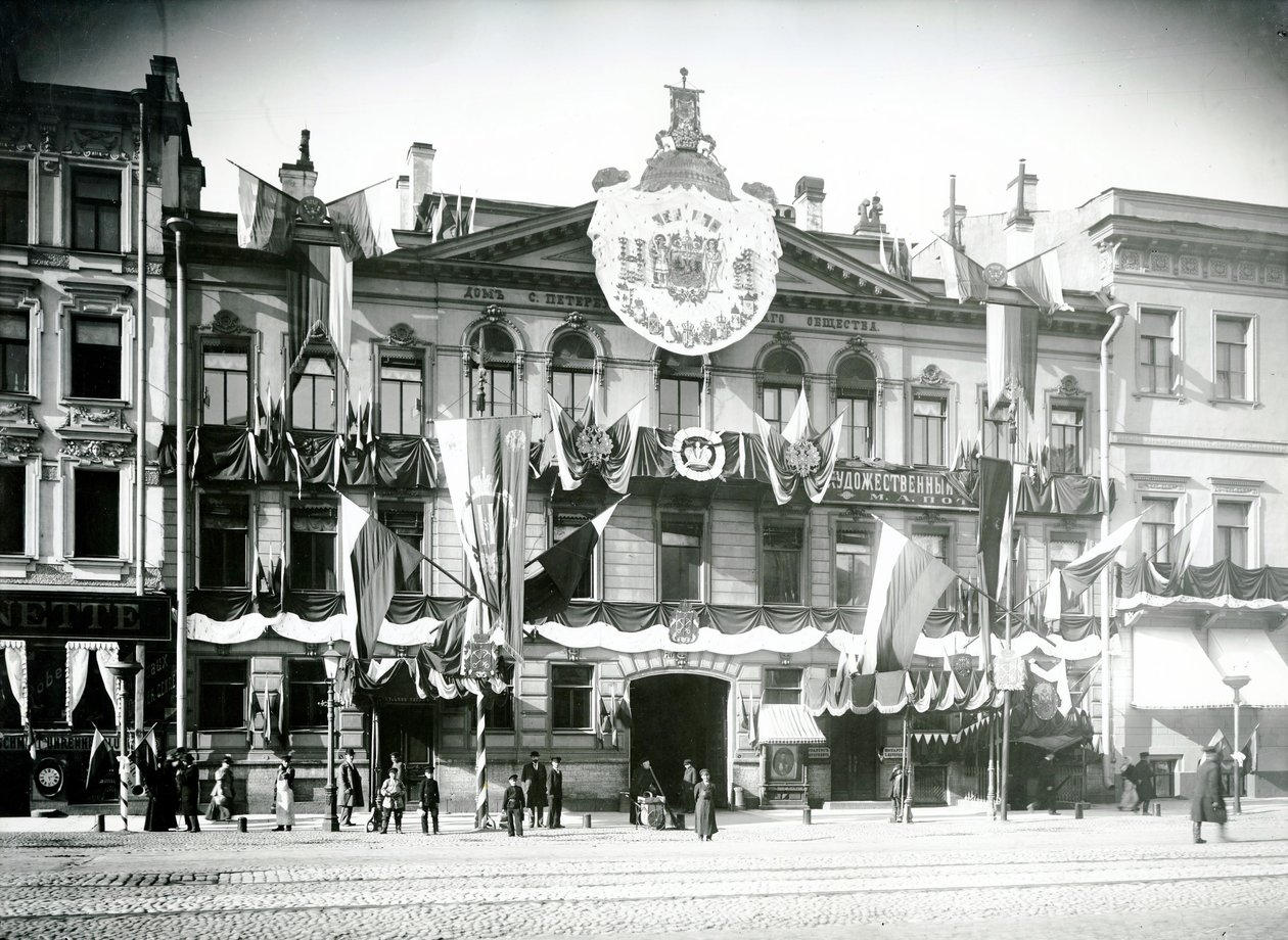 Lokaler af et købmandsselskab i St. Petersborg dekoreret for at fejre kroningen af Nicholas II, 1896 af Russian Photographer