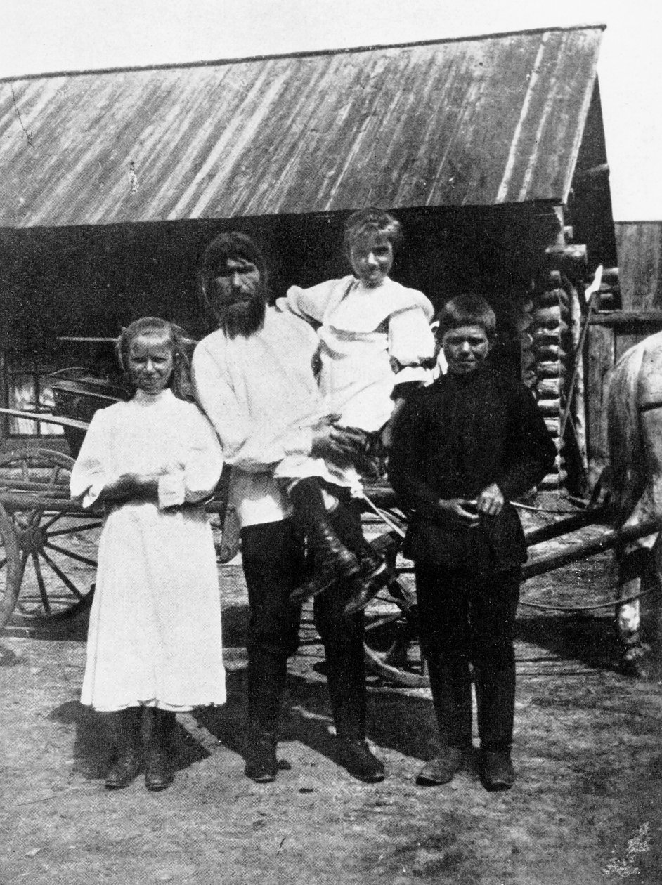 Rasputin og hans familie i Pokrovskoe af Russian Photographer