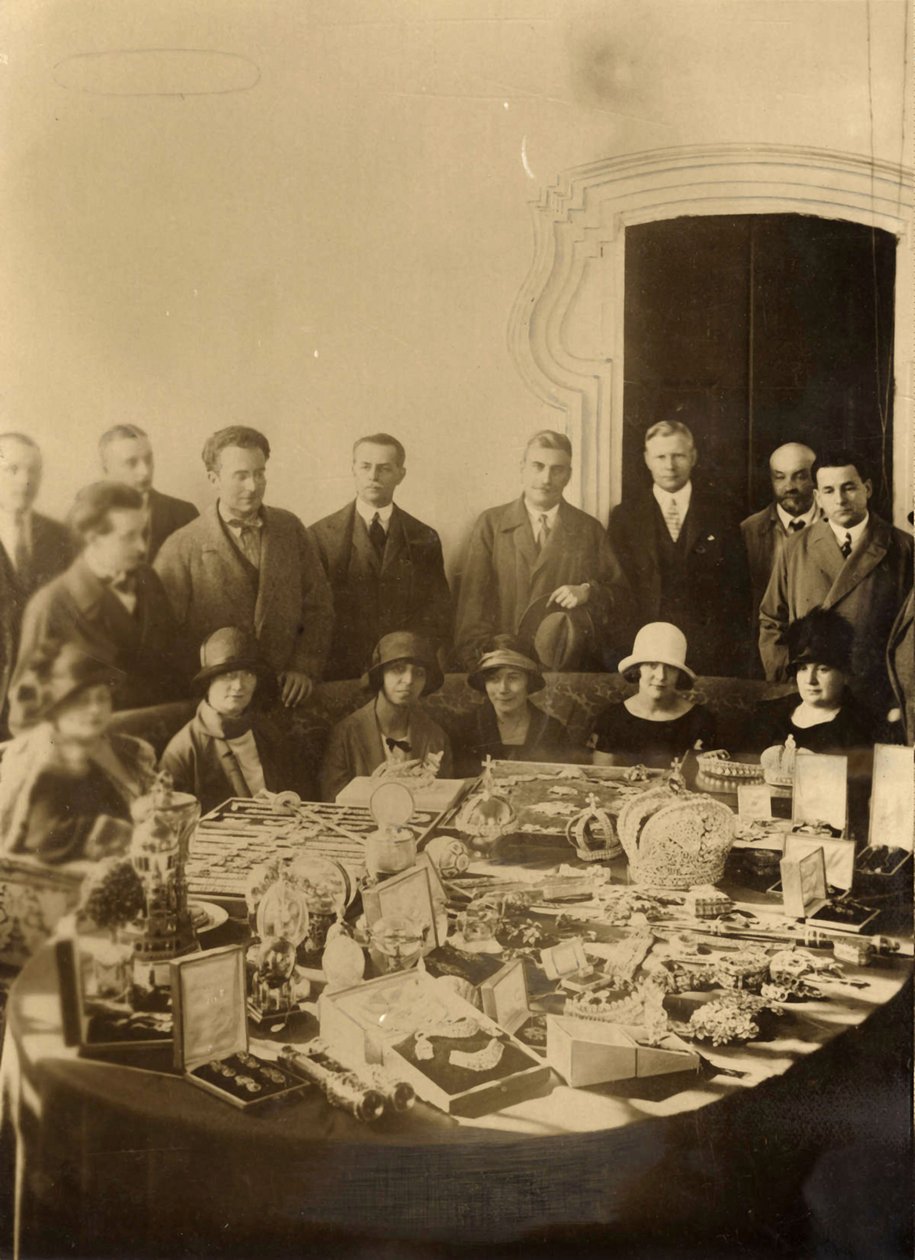 Russiske kronjuveler klargøres til salg til udlandet, 1925 af Russian Photographer