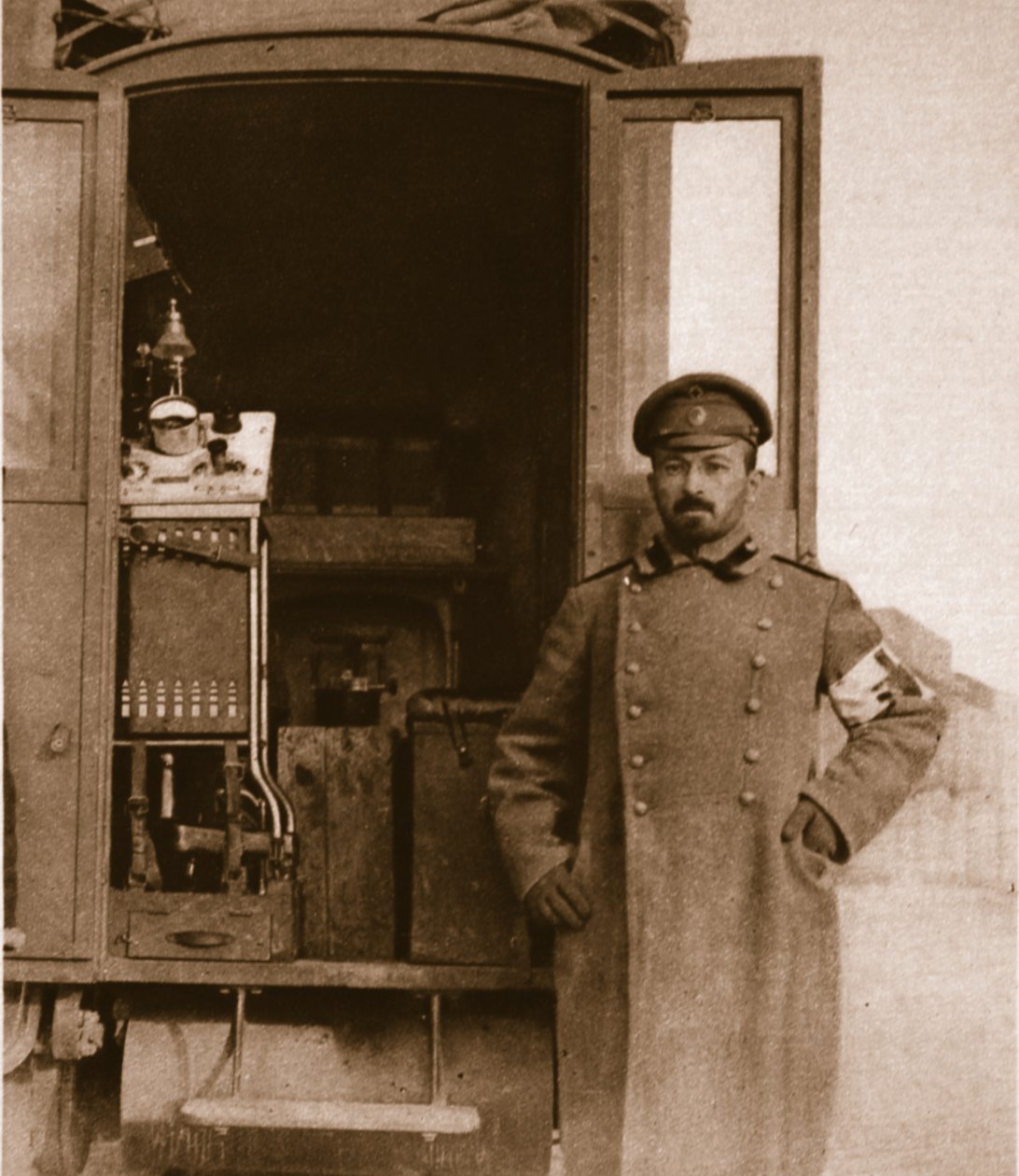 Russisk feltrøntgenvogn, fra The Illustrated War News (sepia-foto) af Russian Photographer