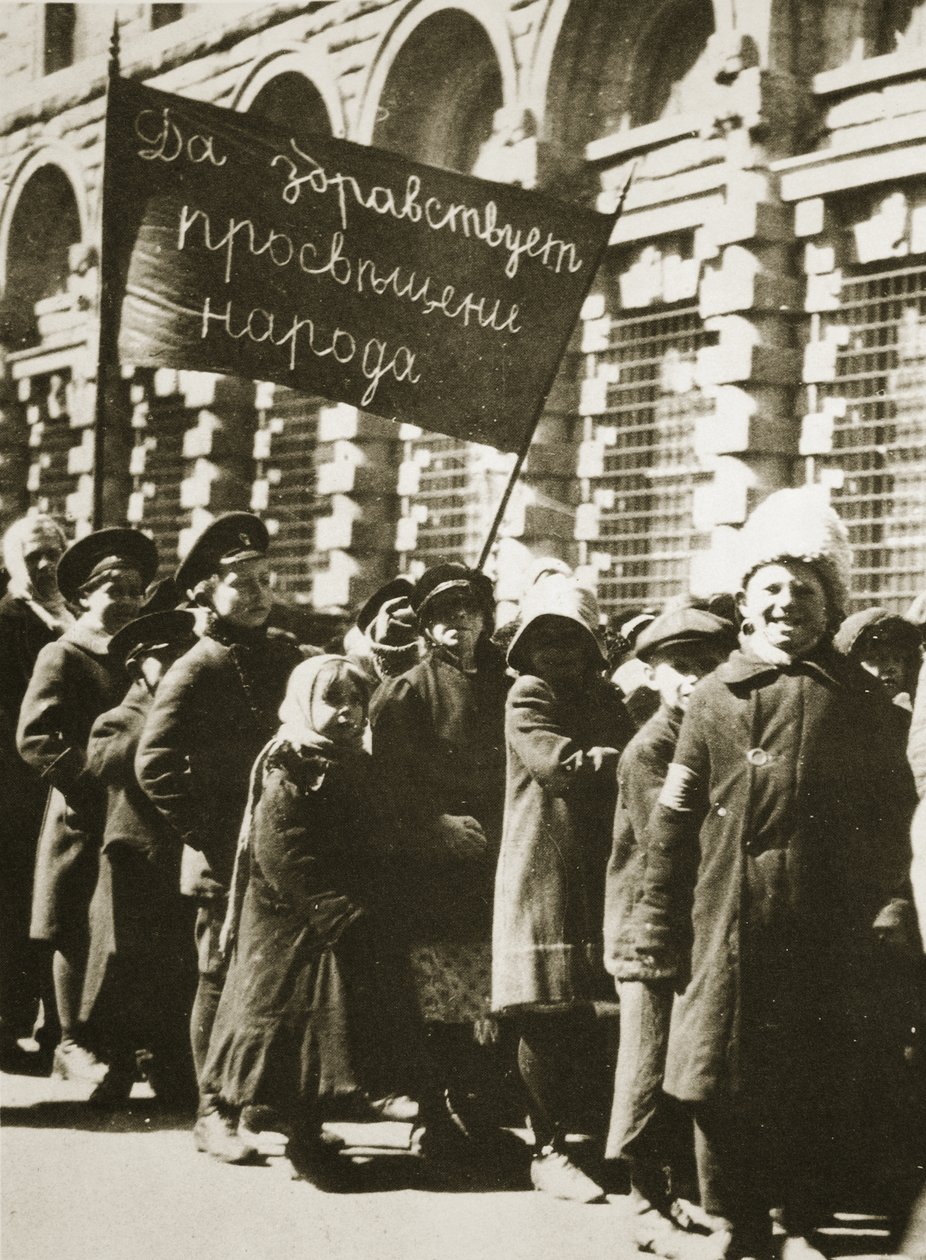 Russiske børn demonstrerer for uddannelse og et bedre liv, februar 1917 (sepiafoto) af Russian Photographer