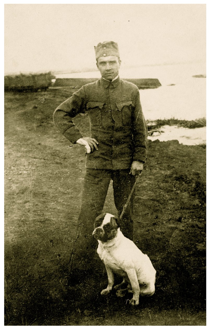 Russisk soldat med hund, 1914-18 af Russian Photographer