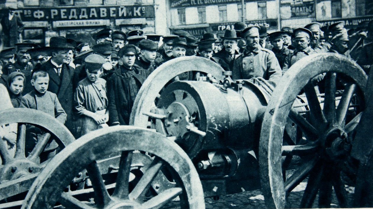 Ruslands solide trøst for tabet af Przemysl: en af de østrigske 24-C.M. morterer, fanget der, i Moskva, fra The Illustrated War News af Russian Photographer