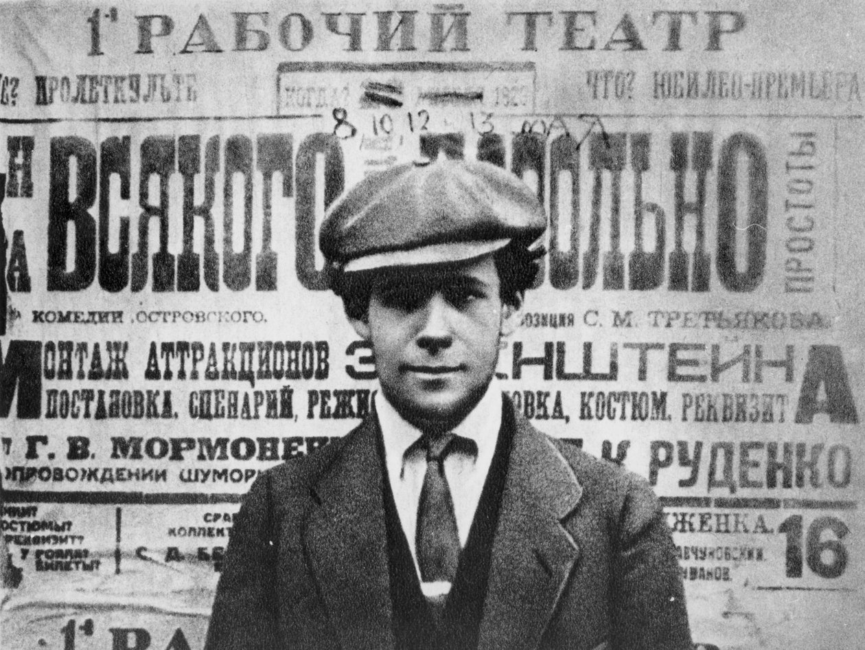 Sergei Eisenstein (1898-1948) foran en plakat til stykket, Sagesse, 1923, fra Serge Eisenstein, Reflexions dun Cineaste, udgivet i Moskva, 1958 af Russian Photographer