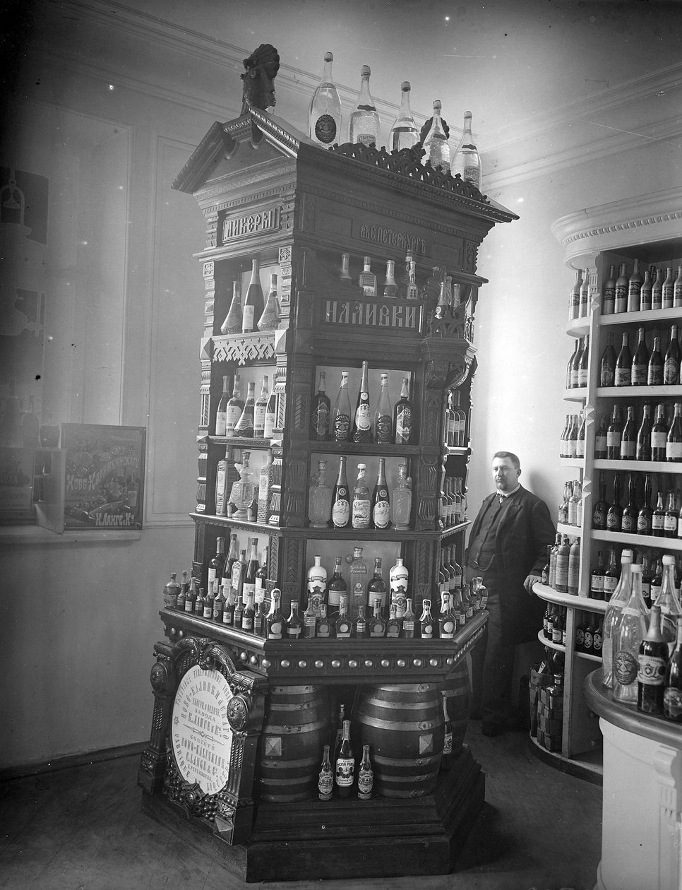 Udstilling af vin og likører i en butik, ca.1893 af Russian Photographer