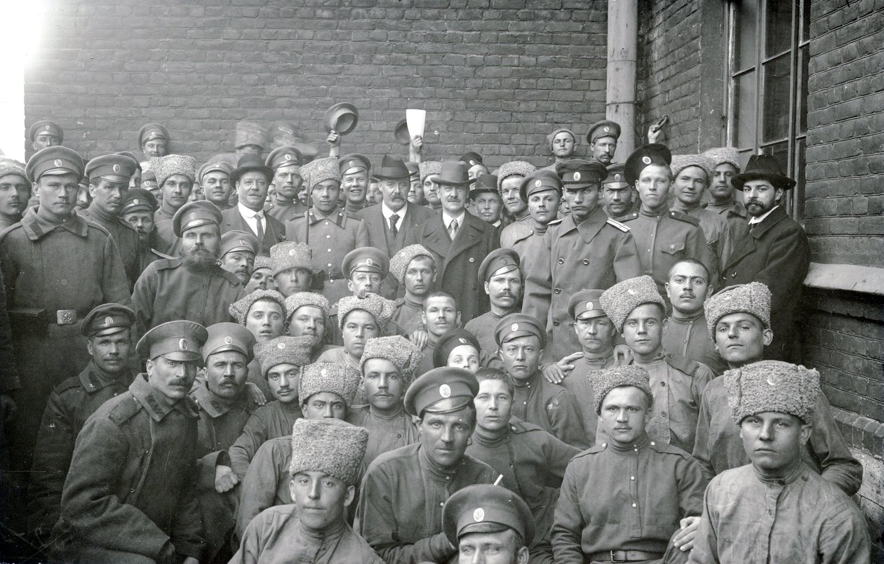 Soldater fra Volinsky-enheden med underofficer T. L. Kirpichnikov og repræsentanter for arbejderforeninger i England, Skt. Petersborg, februar 1917 af Russian Photographer