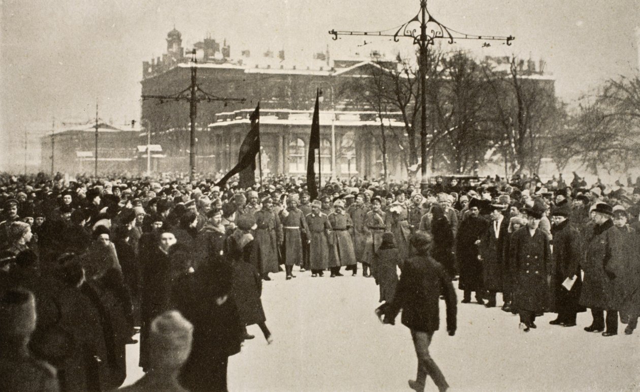 Soldater med røde flag leder en enorm folkemængde i Nevsky Prospect, marts 1917 af Russian Photographer